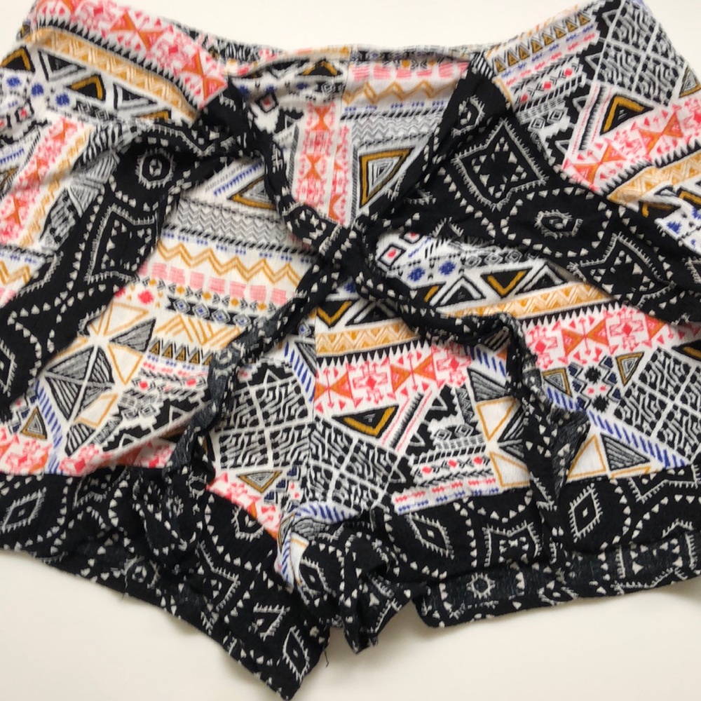 Flowy Patterned Shorts - Picture 5 of 7